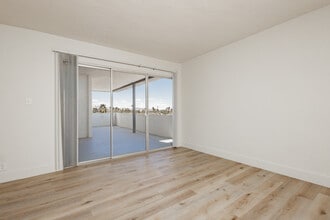 Courtyard 525 Apartments in Las Vegas, NV - Foto de edificio - Building Photo