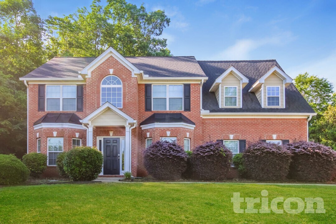 1055 Crown Landing Pkwy in Mcdonough, GA - Foto de edificio