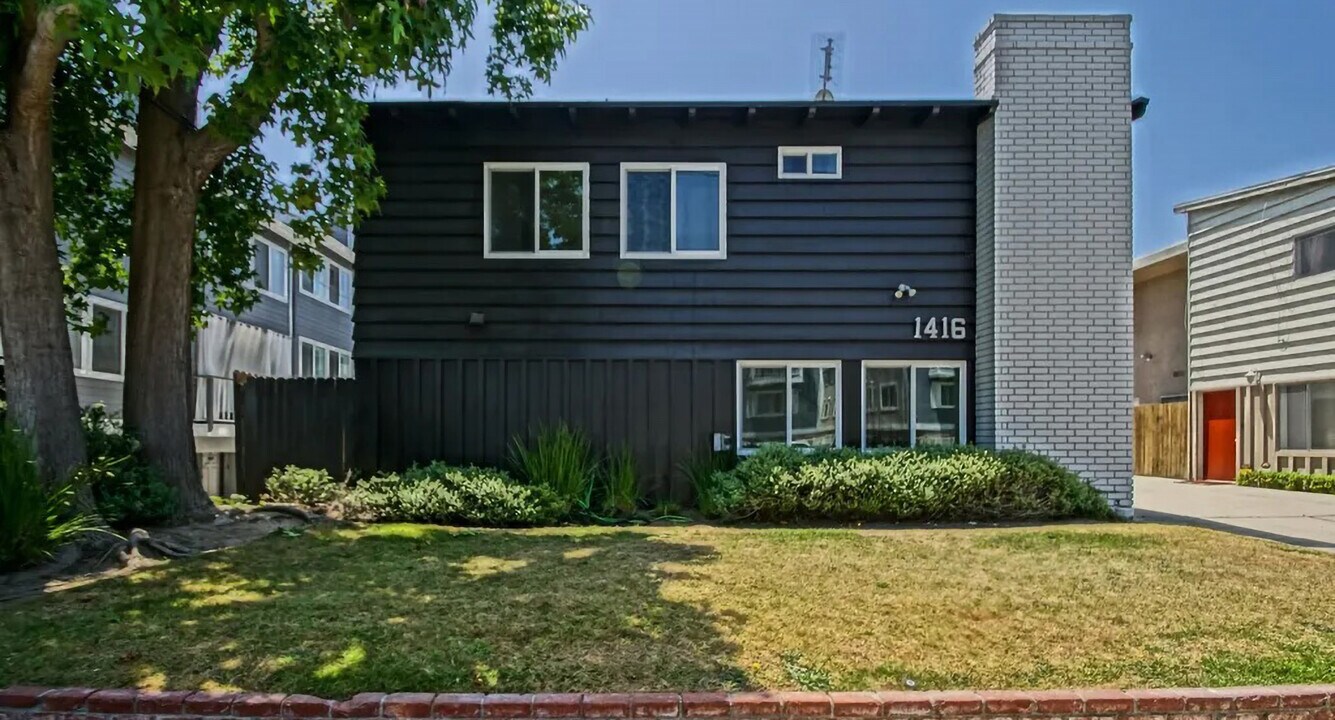 1416 12th St, Unit 4 in Manhattan Beach, CA - Building Photo