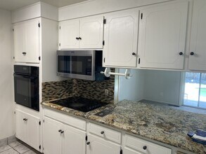 2906 Warwick Ln in Modesto, CA - Building Photo - Building Photo