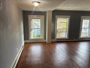 14 Pleasant St, Unit apt 2 in Rochester, NH - Building Photo - Building Photo