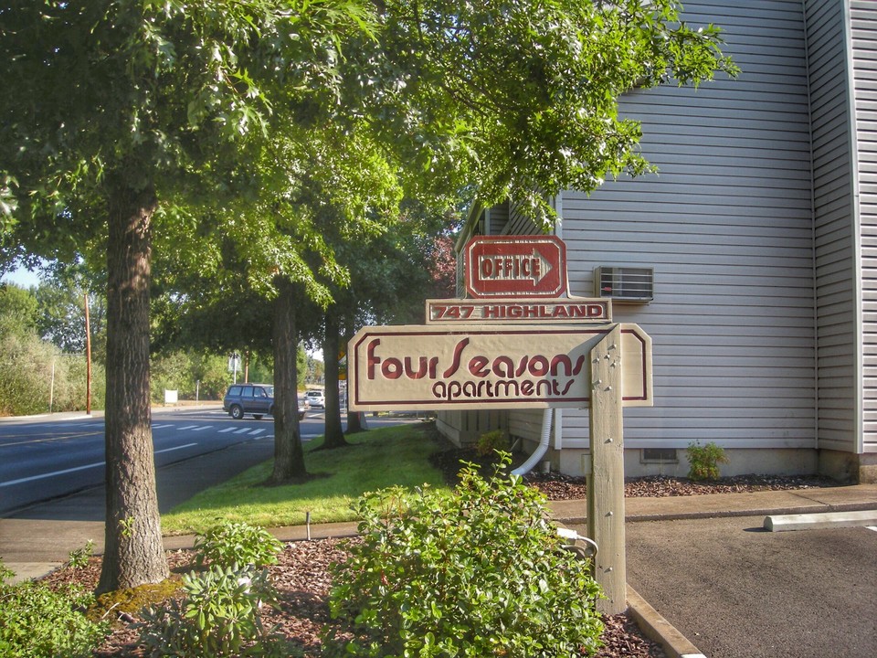 Four Seasons in Medford, OR - Building Photo