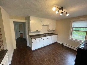 11 Lawrence St, Unit 11A in Concord, NH - Foto de edificio - Building Photo