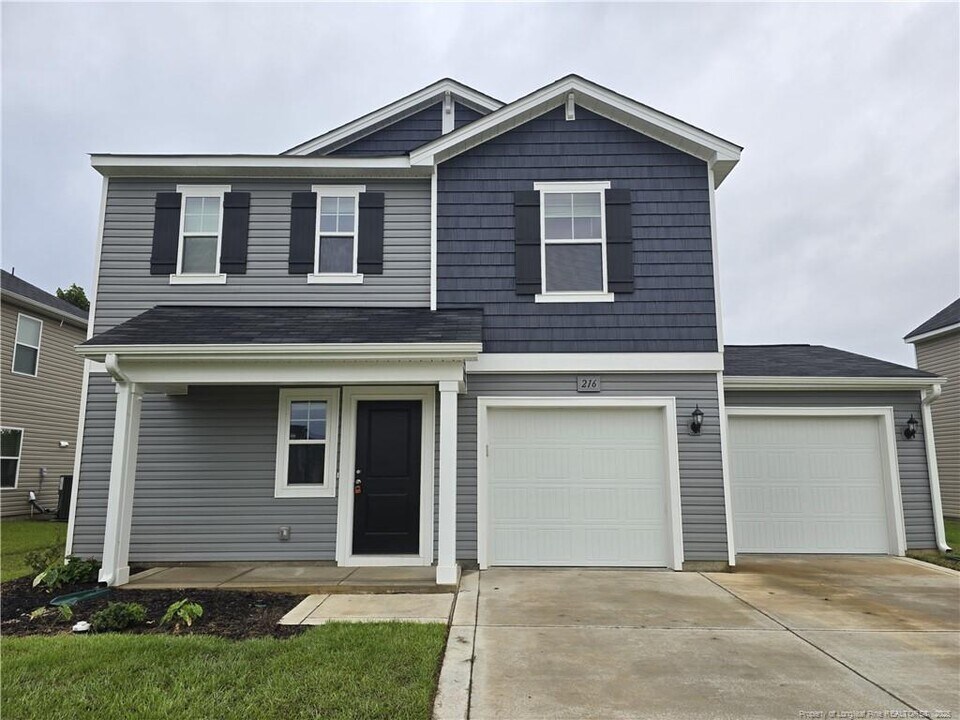 216 Melbourne Dr in Raeford, NC - Building Photo