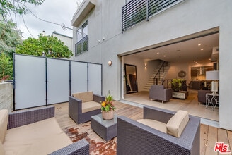 723 Huntley Dr in West Hollywood, CA - Building Photo - Building Photo