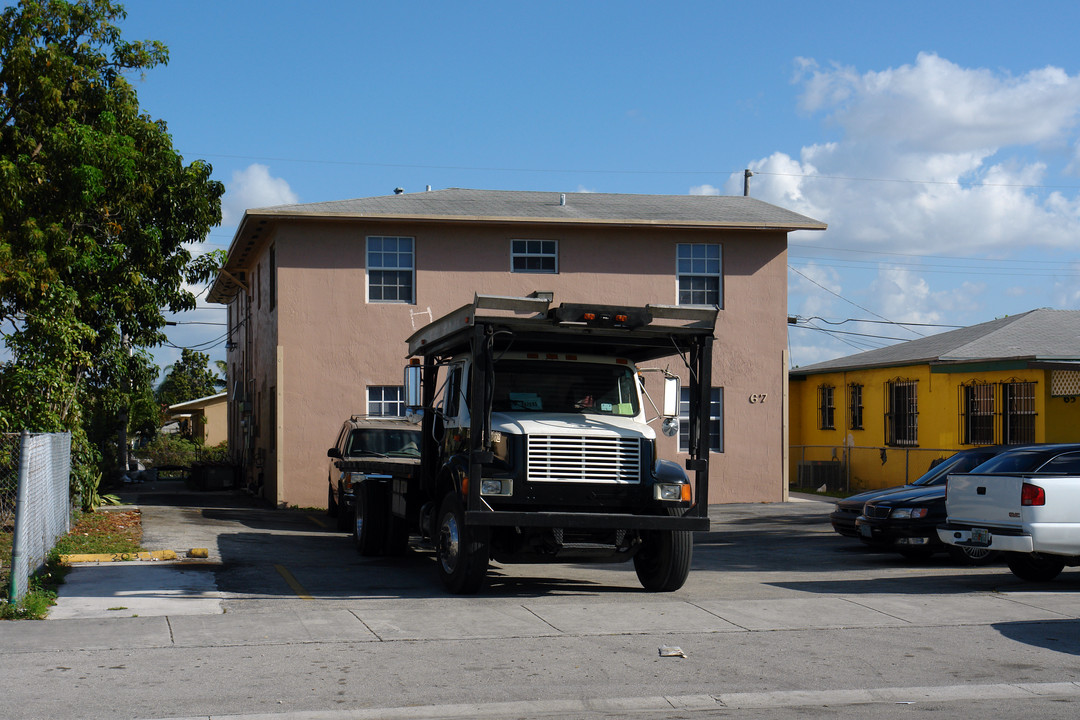 67 W 23rd St in Hialeah, FL - Foto de edificio