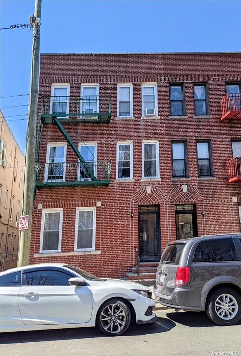 48-46 41st St in Sunnyside, NY - Building Photo