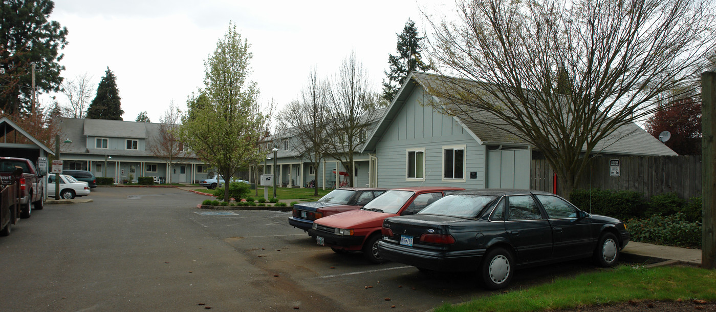 Carolina Court in Lebanon, OR - Building Photo