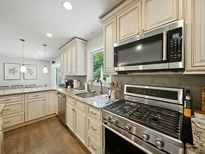 972 E Lawn Dr in Teaneck, NJ - Building Photo - Building Photo