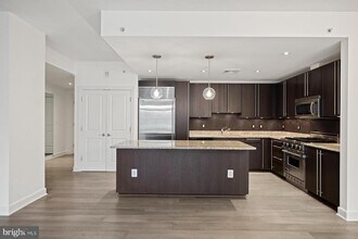 2425 L St NW in Washington, DC - Foto de edificio - Building Photo