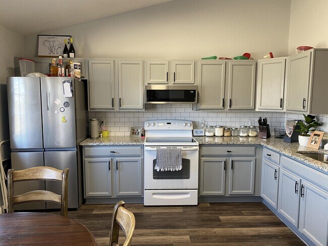 property at 909 N Windermere Dr