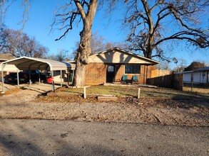 1304 W McAlester Ave in Sulphur, OK - Foto de edificio - Building Photo