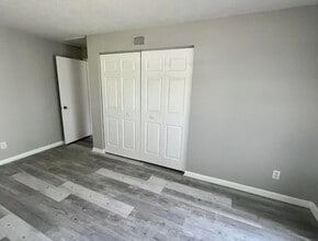 Canterbury Place Apartments in Vero Beach, FL - Building Photo - Building Photo