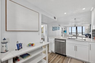 9940 S Ocean Dr, Unit 202 in Jensen Beach, FL - Foto de edificio - Building Photo