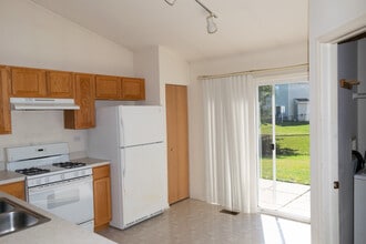 61 W Providence Ln in Round Lake, IL - Foto de edificio - Building Photo