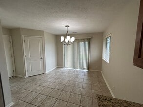 7800 Yankee Woods Dr in Lincoln, NE - Building Photo - Building Photo