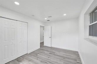 101 SW 53rd Ave in Plantation, FL - Building Photo - Building Photo