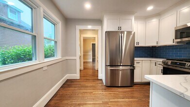 64 Bradford Rd in Watertown, MA - Foto de edificio - Building Photo