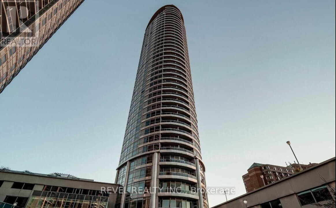 125 Village Green Square in Toronto, ON - Building Photo