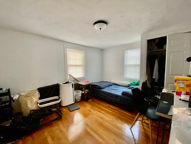 136 Burget Ave in Medford, MA - Foto de edificio - Building Photo