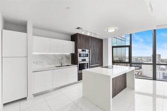 851 NE 1st Ave, Unit 3202 in Miami, FL - Foto de edificio - Building Photo