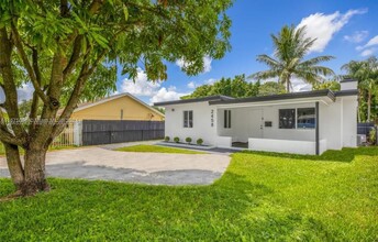 2458 Rodman St in Hollywood, FL - Building Photo - Building Photo