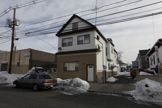 560 S Broad St in Elizabeth, NJ - Foto de edificio - Building Photo