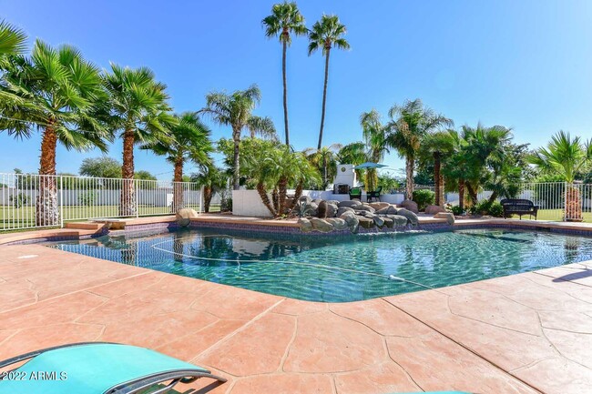5237 N 106th Ave in Glendale, AZ - Foto de edificio - Building Photo