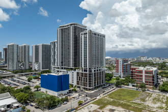 Uni Tower in Miami, FL - Foto de edificio - Building Photo