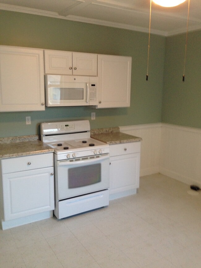 119 Pleasant St, Unit #3 in Gloucester, MA - Building Photo - Building Photo
