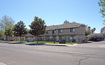 Park Place Townhomes in Hemet, CA - Foto de edificio - Building Photo
