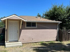 225 Vine St in Willows, CA - Building Photo