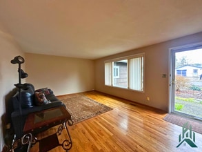 1720 NW Arthur Cir in Corvallis, OR - Building Photo - Building Photo