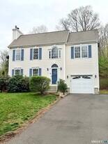 19 Lakeview Dr in Branford, CT - Building Photo