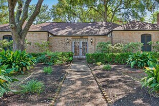 13903 Chevy Chase Dr in Houston, TX - Building Photo