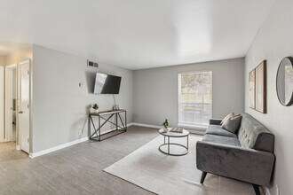 400 Adamwood Dr in Nashville, TN - Building Photo - Building Photo