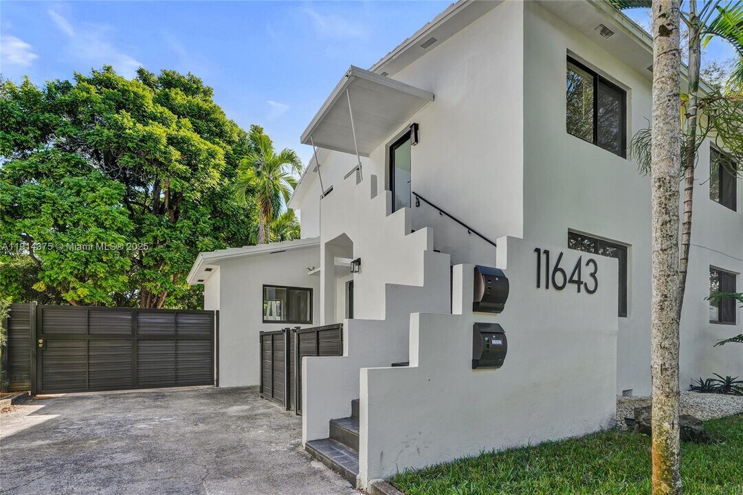 11643 NE 11th Pl in Biscayne Park, FL - Building Photo