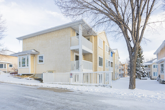 388 Sandarac Dr NW in Calgary, AB - Building Photo - Building Photo