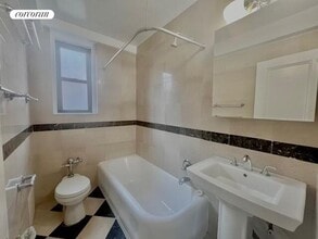 210 E 68th St in New York, NY - Building Photo - Building Photo