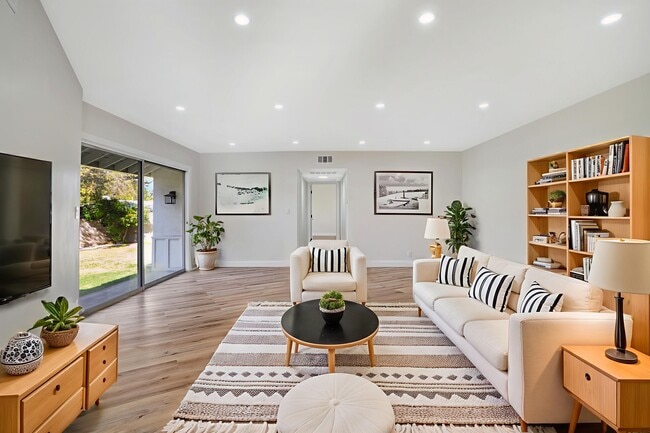 23153 Gonzales Dr in Woodland Hills, CA - Foto de edificio - Building Photo
