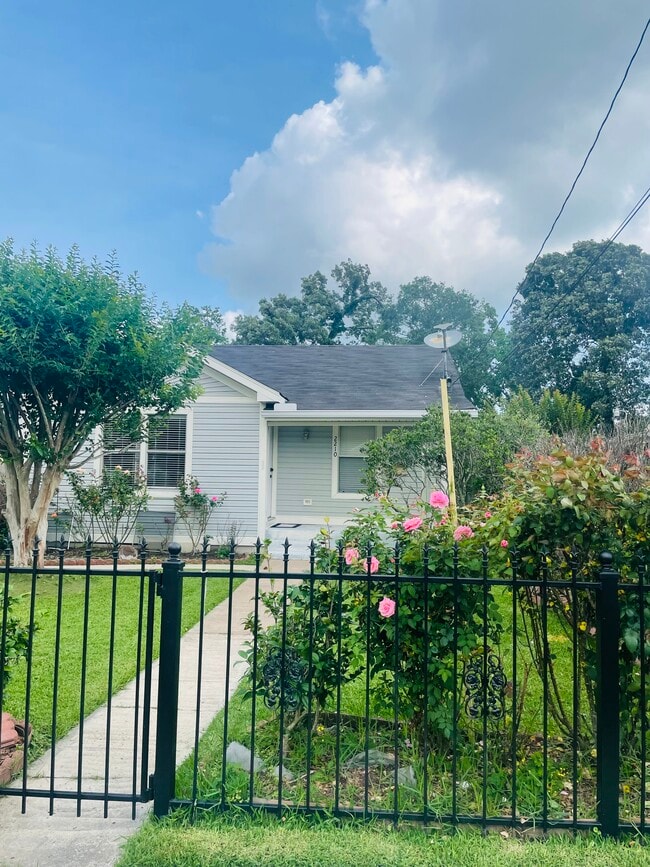2210 Earl St in Beaumont, TX - Building Photo - Building Photo