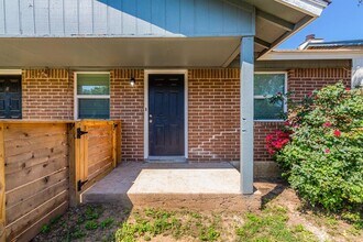 2011 E Stassney Ln in Austin, TX - Building Photo - Building Photo