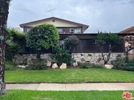 10702 Crenshaw Blvd in Inglewood, CA - Building Photo