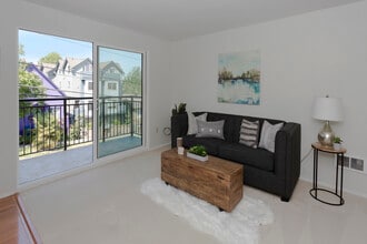 911 N 73rd St, Unit 302 in Seattle, WA - Foto de edificio - Building Photo