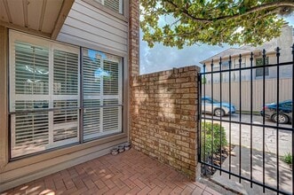 1908 Augusta Dr in Houston, TX - Building Photo - Building Photo