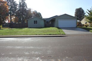 1753 NE 17th Ave in Hillsboro, OR - Building Photo