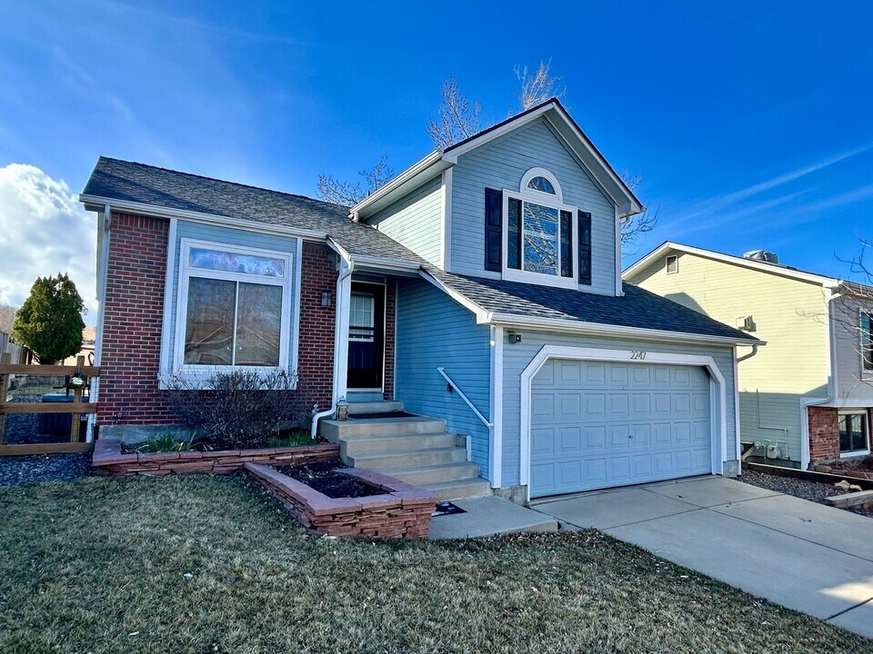 2247 Cliffrose Ln in Louisville, CO - Building Photo