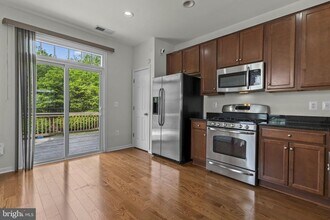 15641 John Diskin Cir in Woodbridge, VA - Building Photo - Building Photo