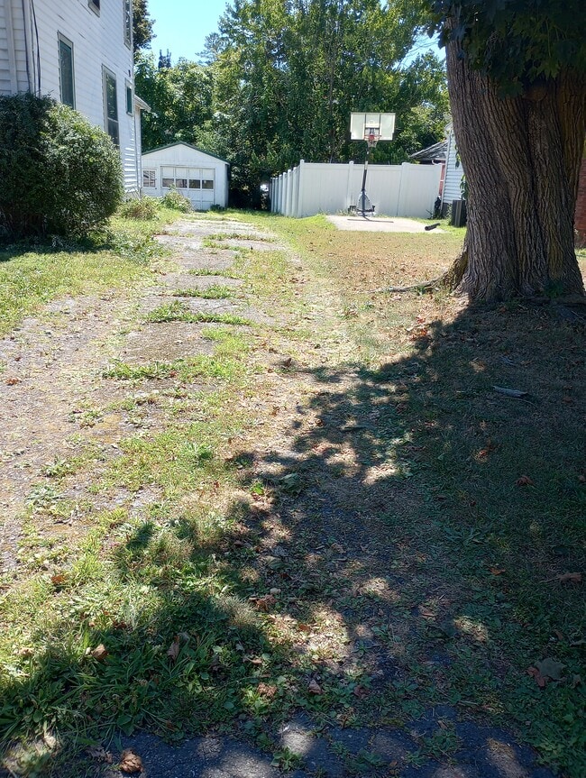 741 W Church St, Unit B upper in Elmira, NY - Building Photo - Building Photo