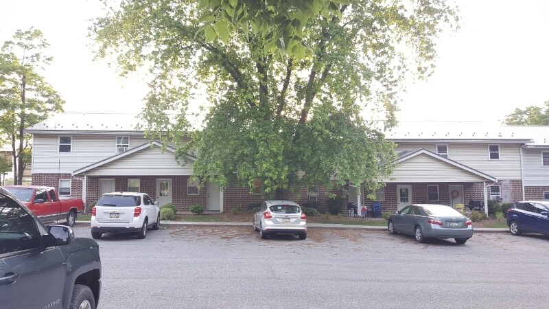 861 Buchanan Trail E in Greencastle, PA - Building Photo